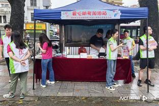 亲和力拉满！独行侠举办活动 东契奇为小朋友送上圣诞饼干